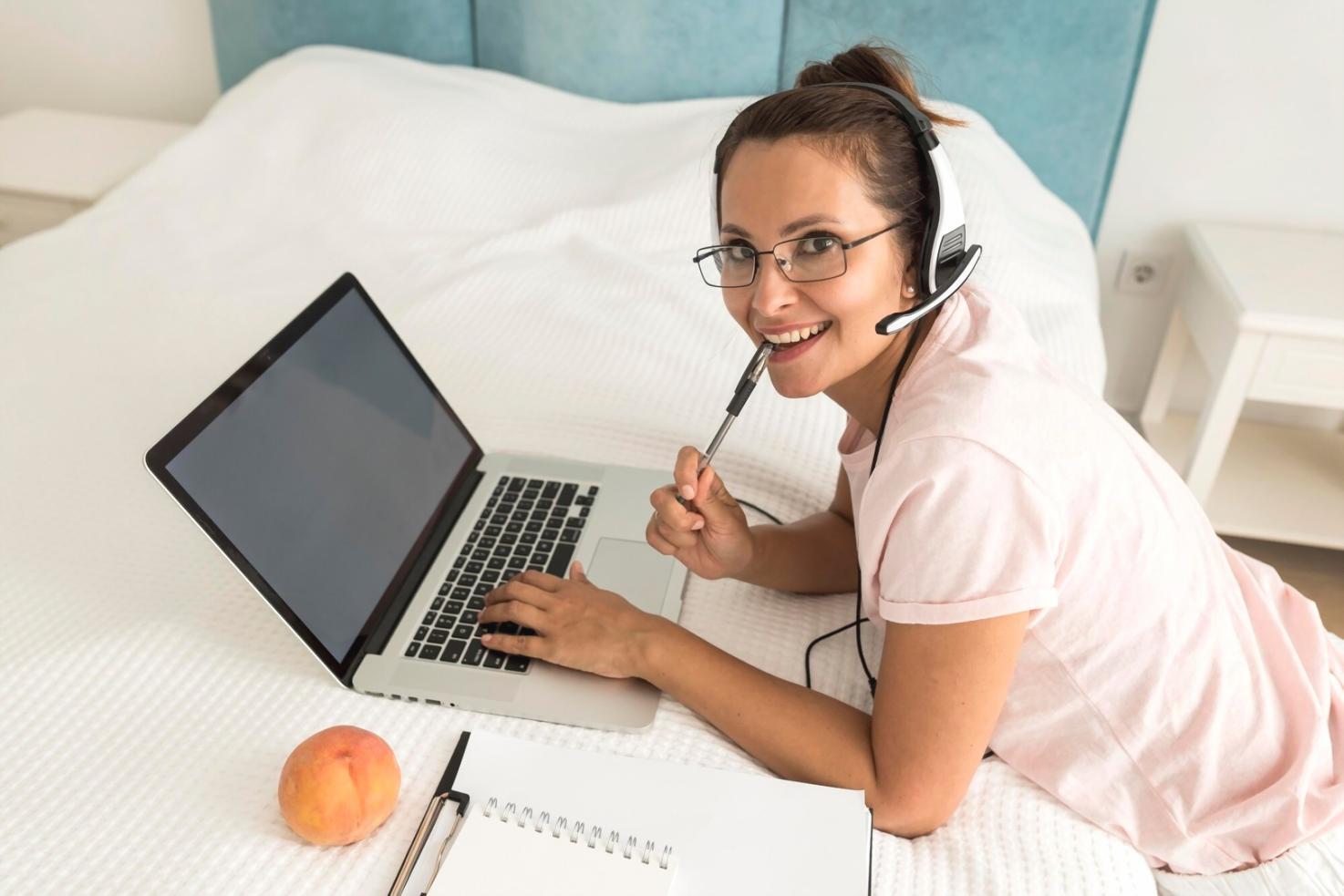 Professionelles Home-Office Setup für Finanzstudium