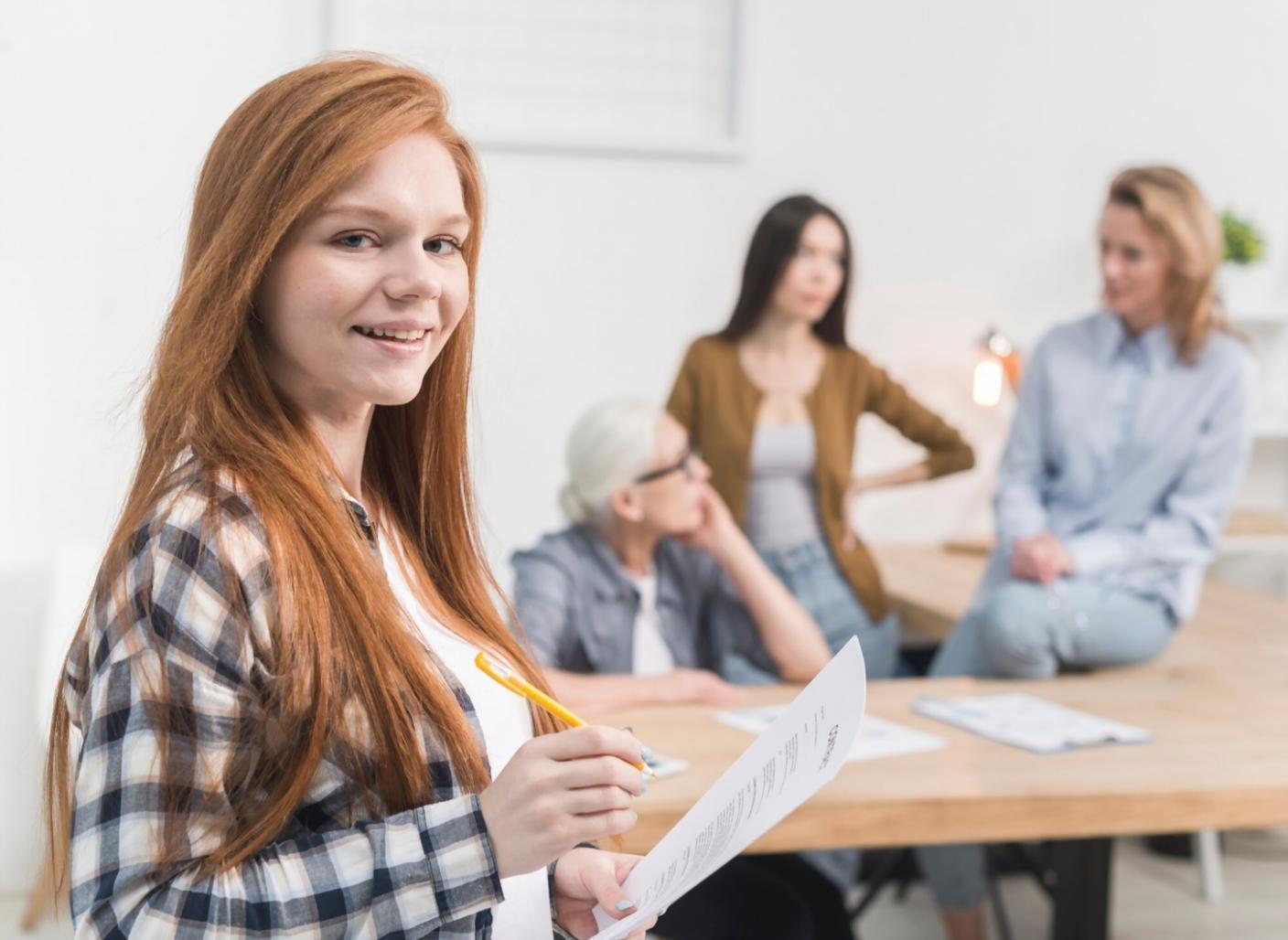 Professionelle Finanzschulung in modernem Seminarraum